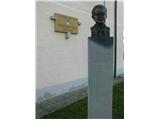 spomenik Dr. Bračiča pred osnovno šolo v Cirkulanah